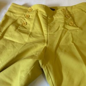 NEW YORK & CO CHARTREUSE GREEN SZ 14.  Inseam 20”